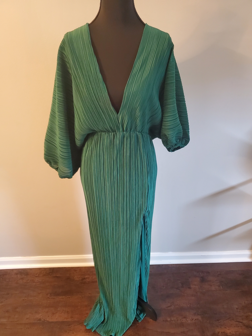 Elegant Green Pleated V-Neck Maxi Dress - Picture 5 of 5